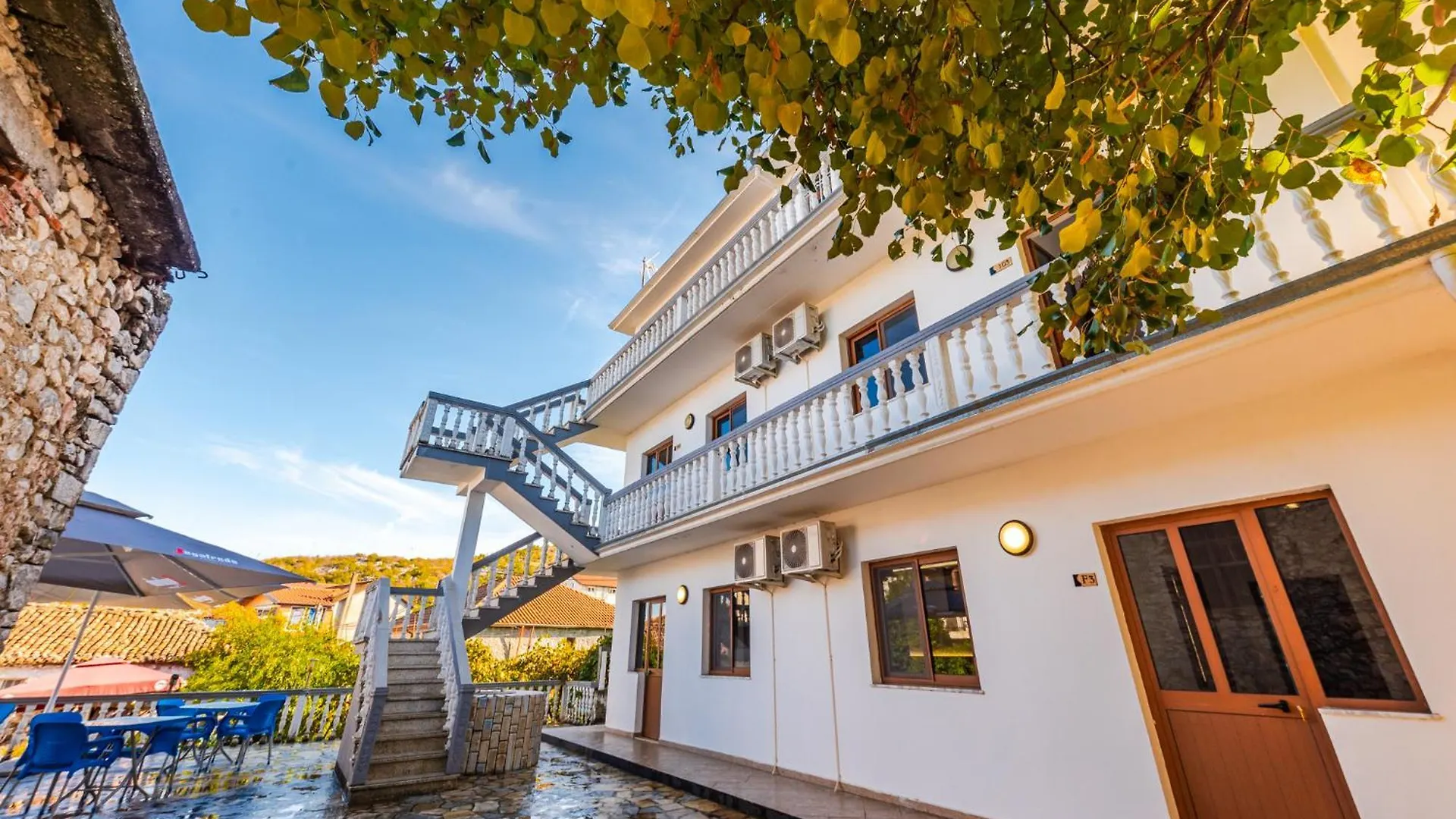 Aparthotel By The Lake In The Beautiful Shiroka Албания