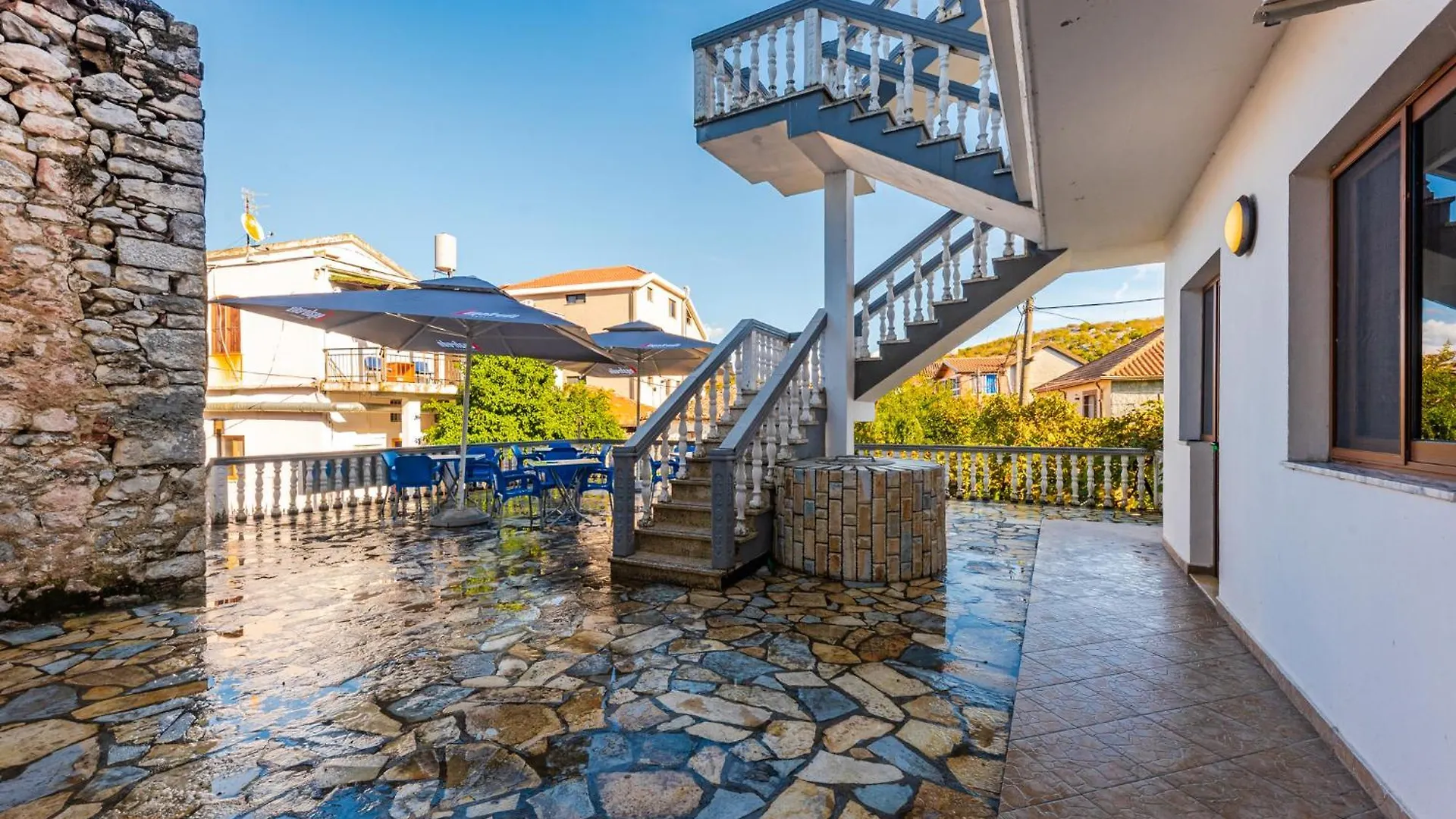 Aparthotel By The Lake In The Beautiful Shiroka Албания